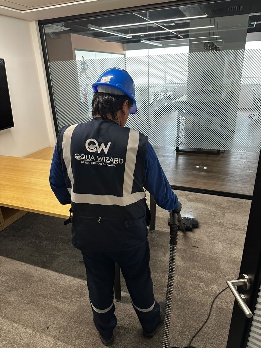 Técnico aspirando una oficina corporativa